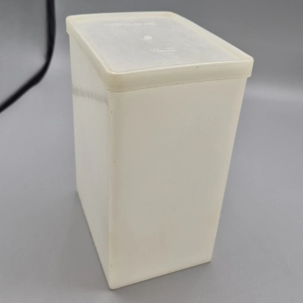 VINTAGE TUPPERWARE CONTAINER and LID 484-4 And 486-2‎